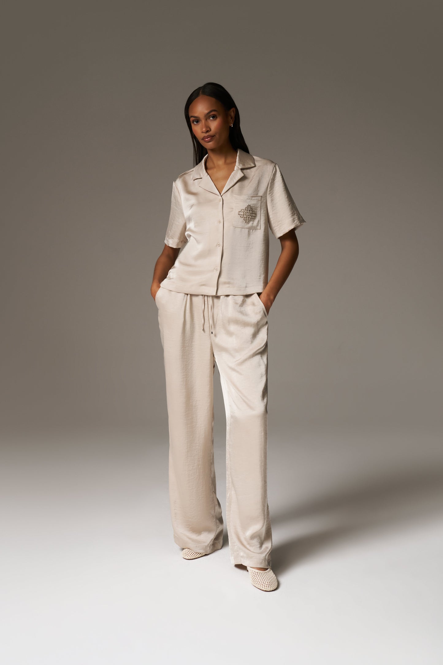SATIN SHORT SLEEVE EMBLEM SHIRT - BEIGE