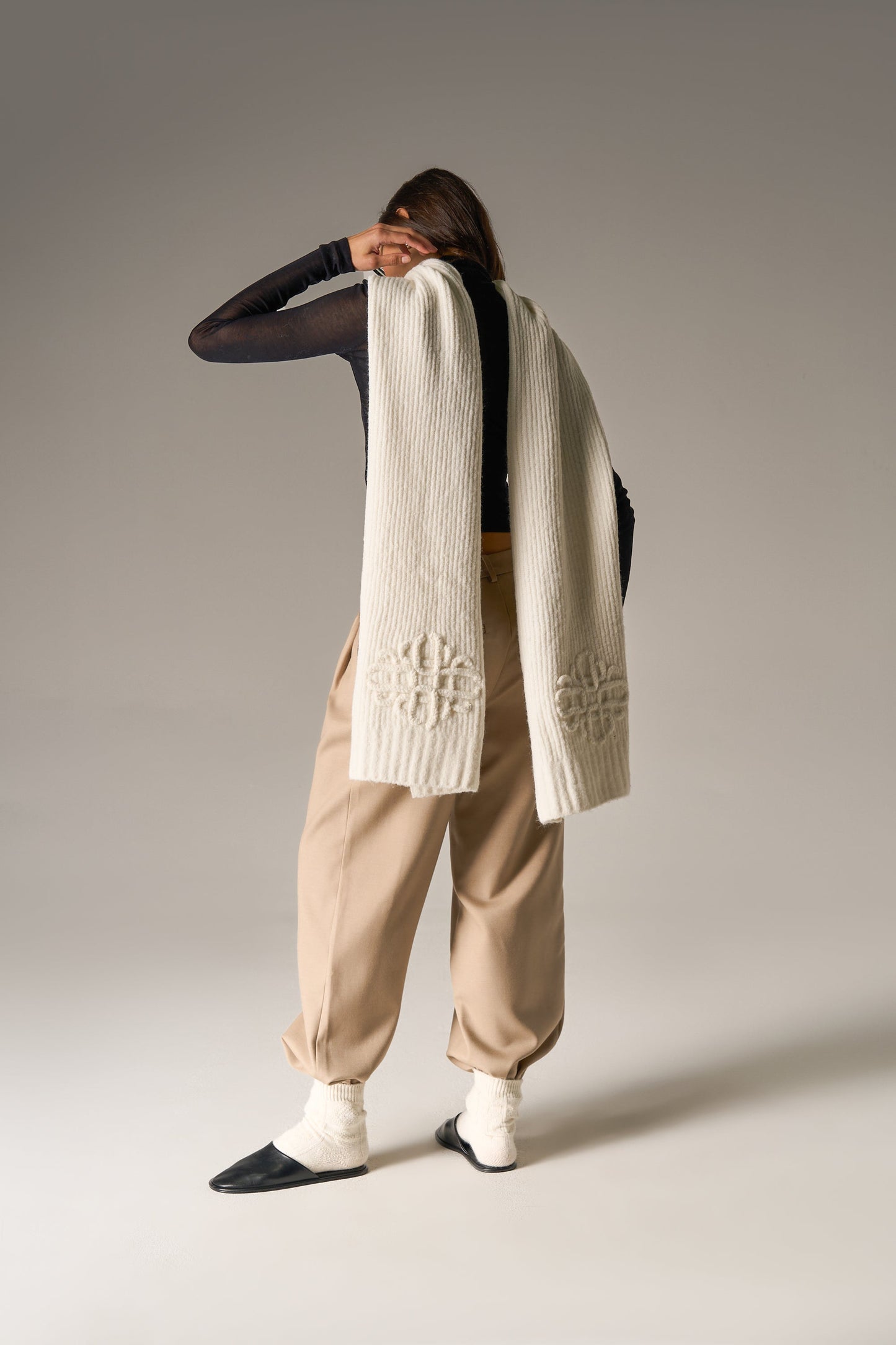 EMBLEM KNITTED SCARF - OFF WHITE