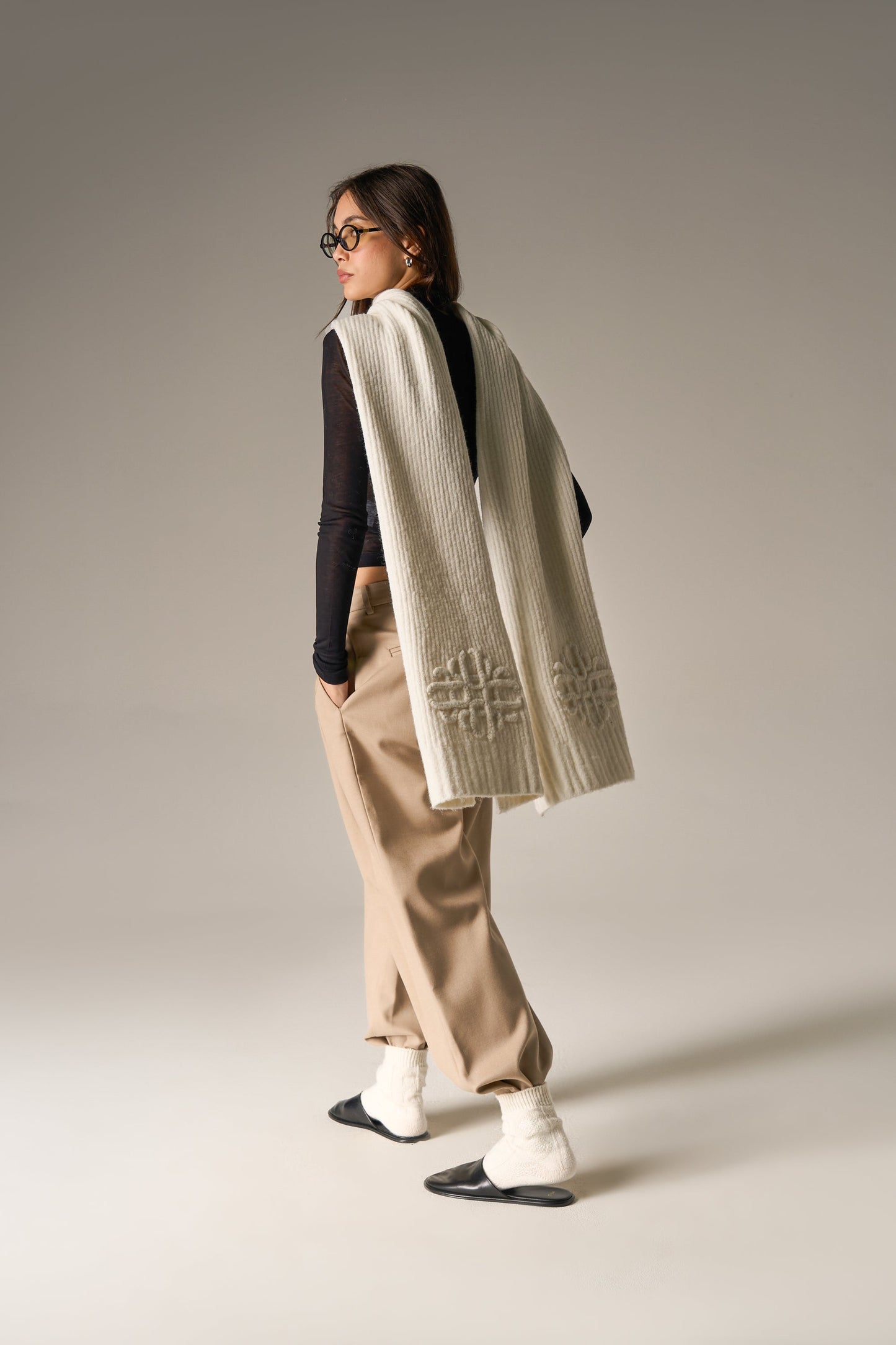 EMBLEM KNITTED SCARF - OFF WHITE