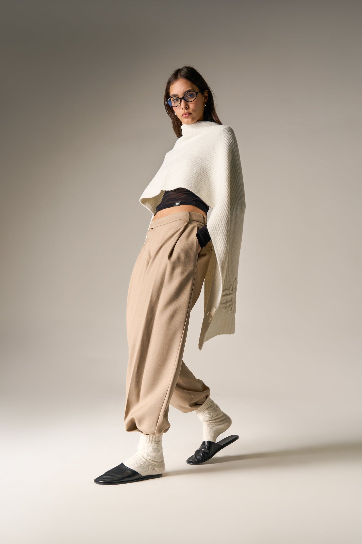 EMBLEM KNITTED SCARF - OFF WHITE