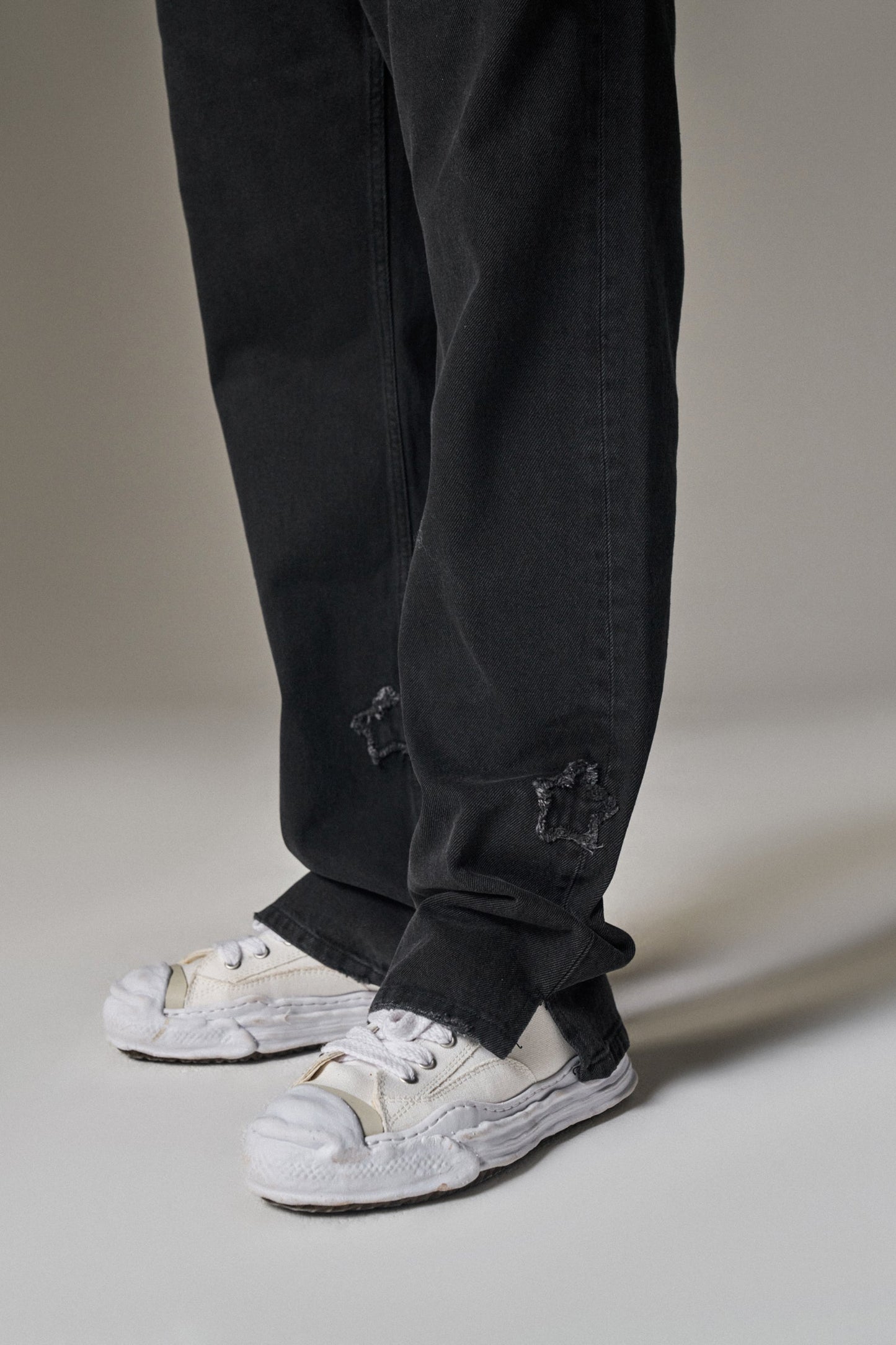 STAR APPLIQUE DENIM JEANS - WASHED BLACK