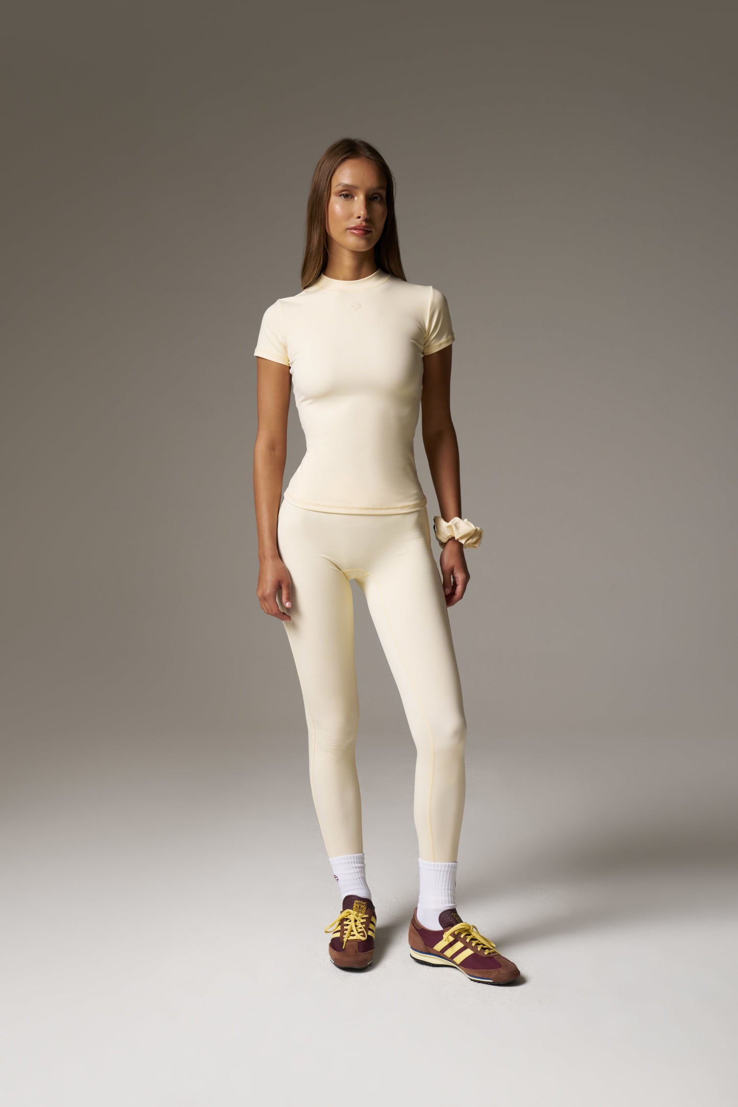 SCULPTING STRETCH EMBLEM BABY TEE - BUTTERMILK