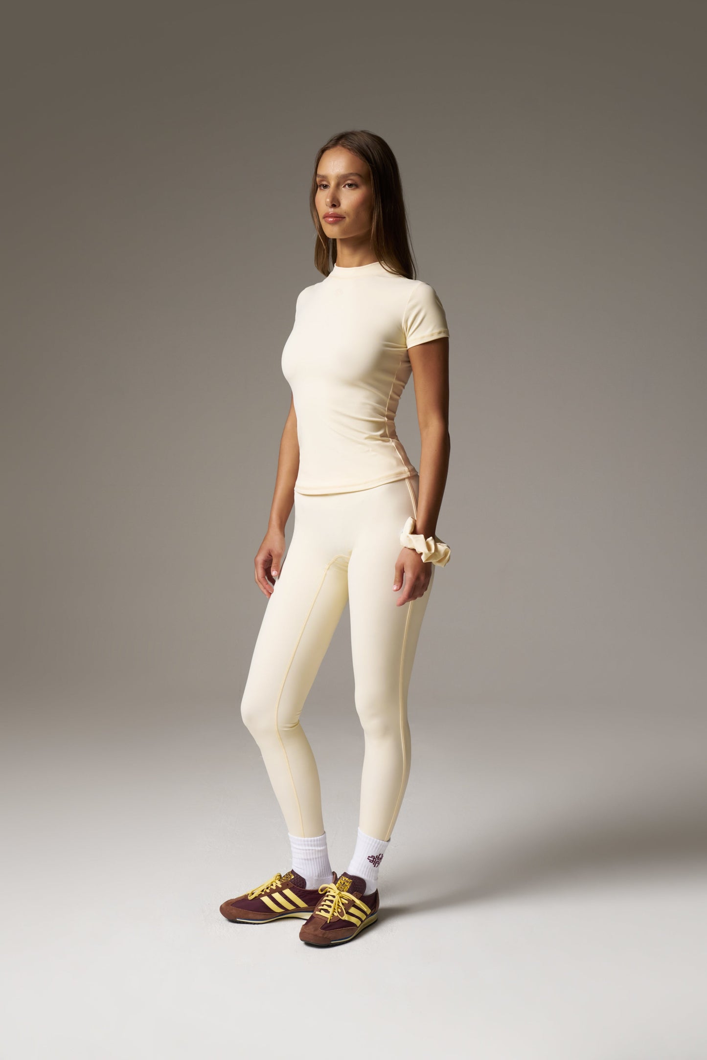 SCULPTING STRETCH EMBLEM BABY TEE - BUTTERMILK