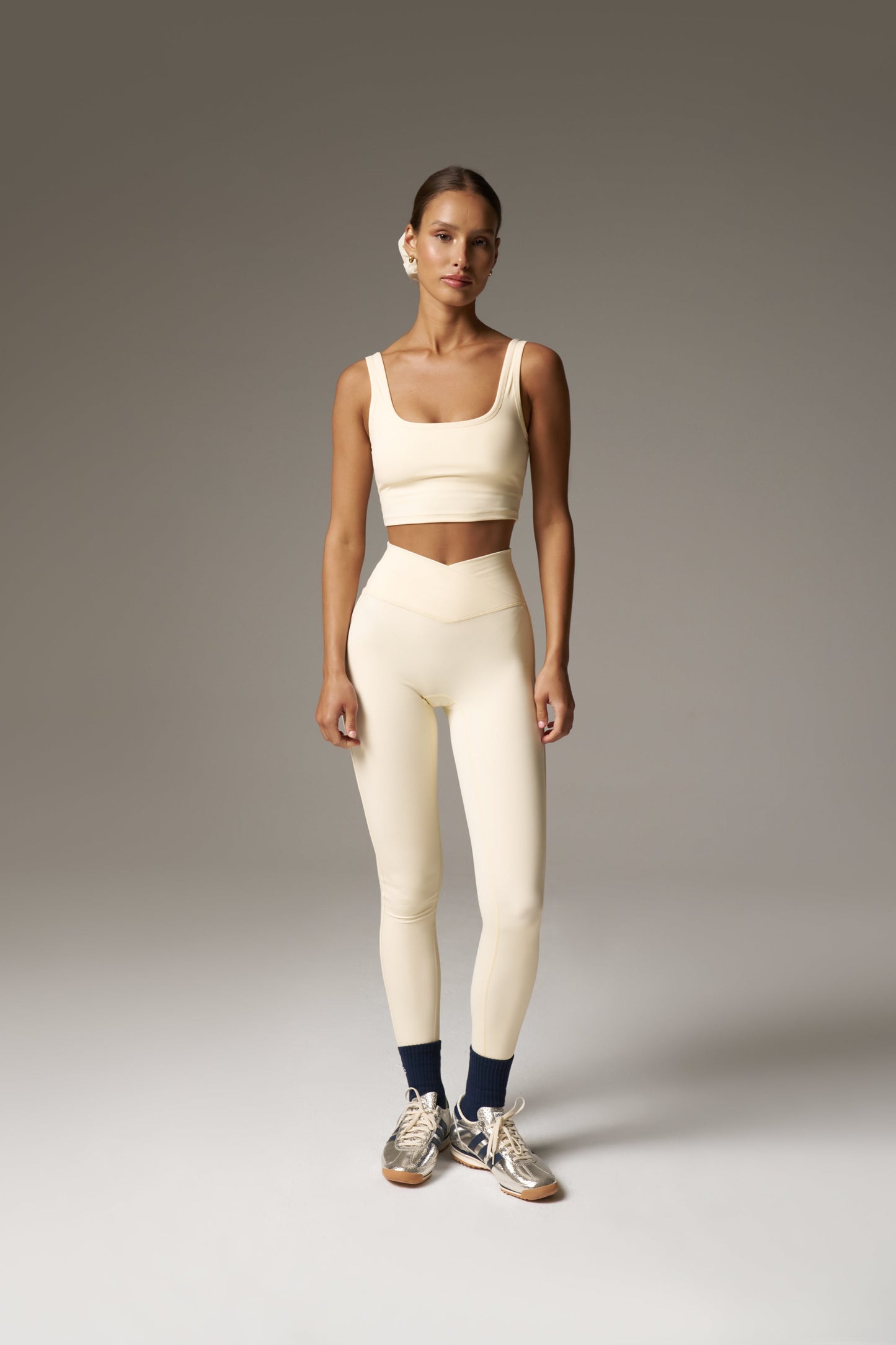 SCULPTING STRETCH EMBLEM SPORTS BRA - BUTTERMILK