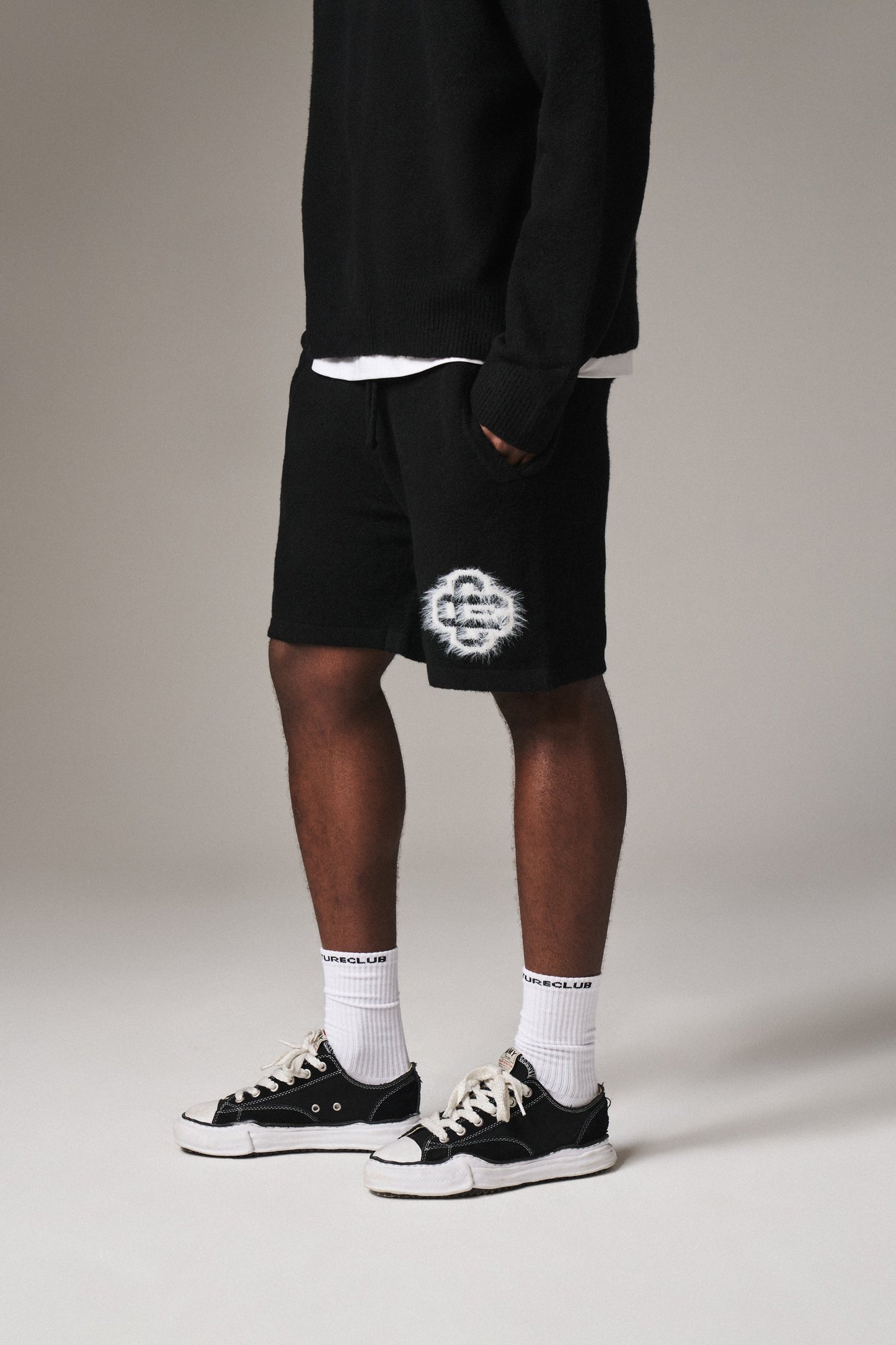 FLUFFY EMBLEM KNITTED SHORTS - BLACK