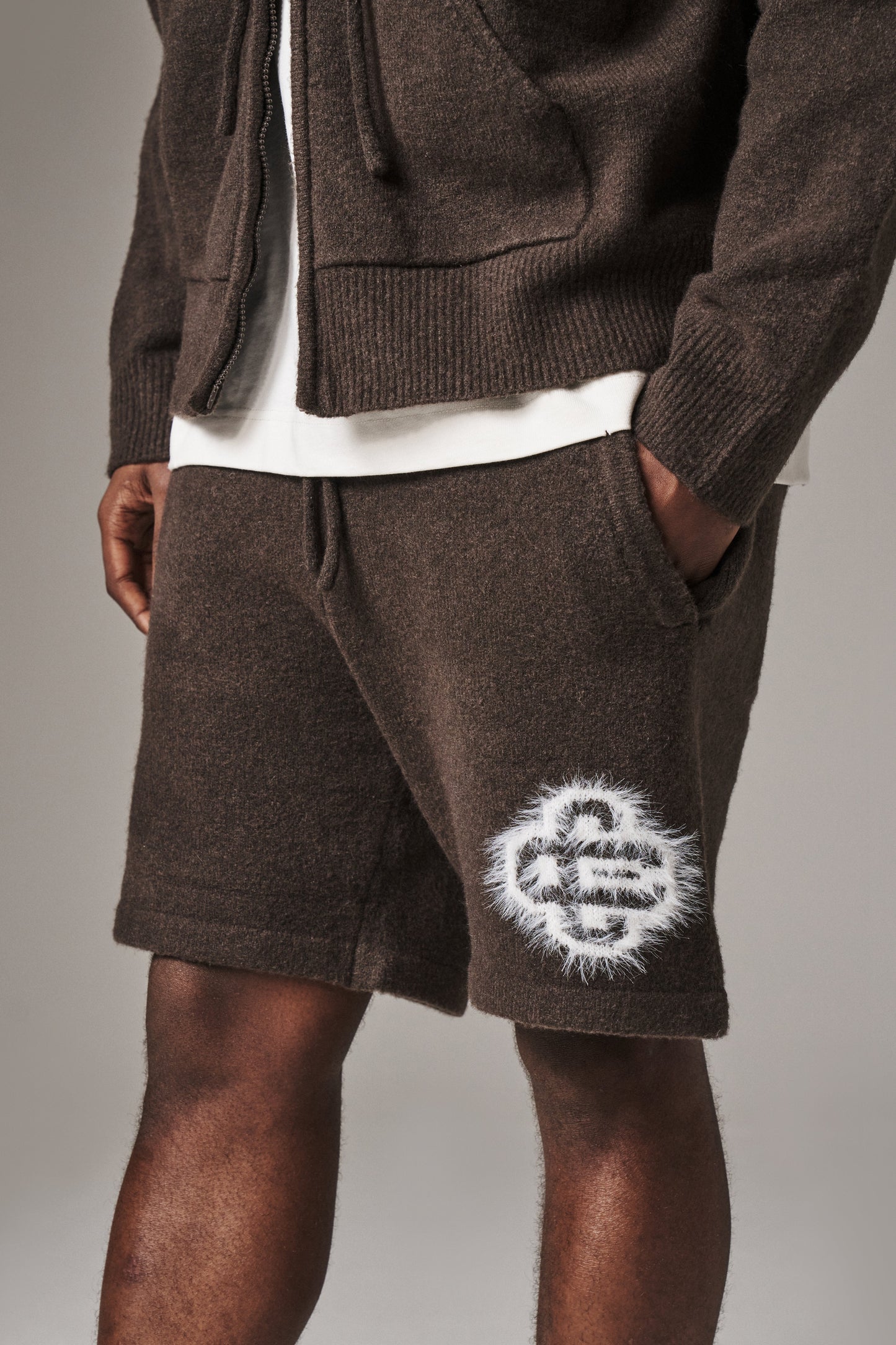 FLUFFY EMBLEM KNITTED SHORTS - BROWN