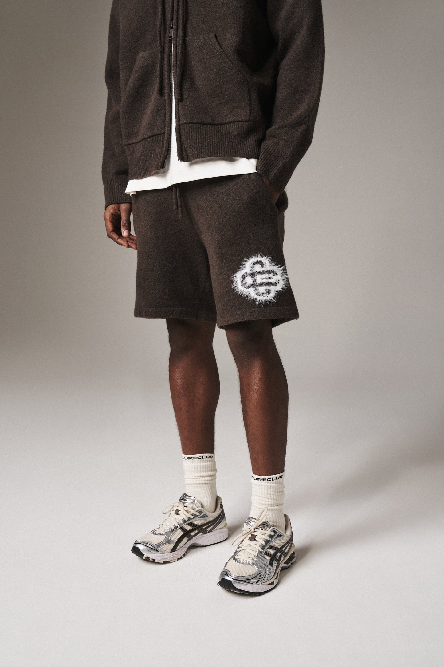 FLUFFY EMBLEM KNITTED SHORTS - BROWN