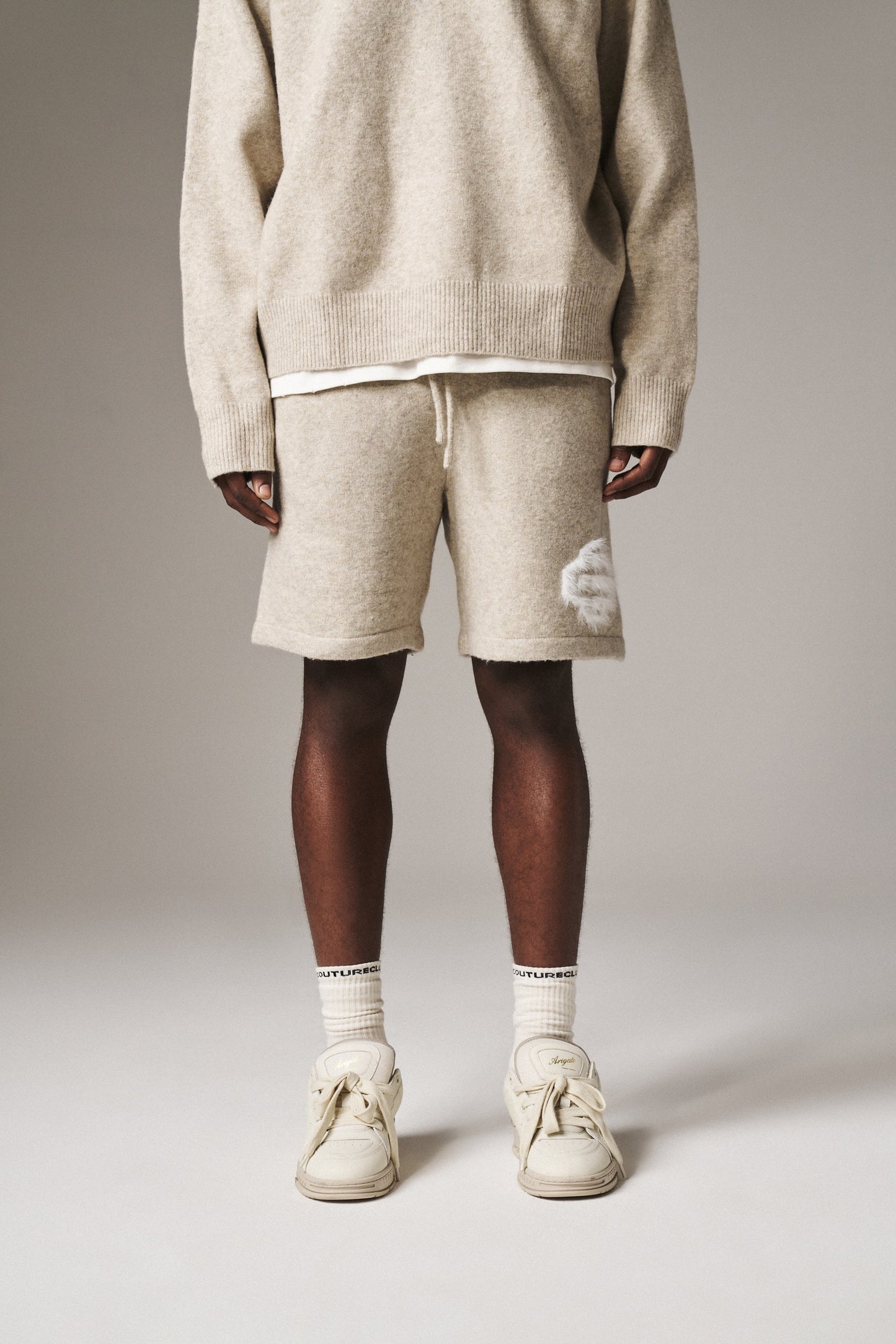 FLUFFY EMBLEM KNITTED SHORTS - BEIGE