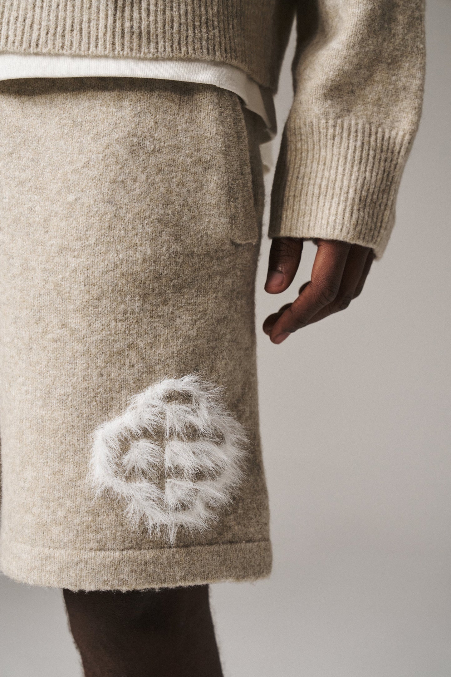 FLUFFY EMBLEM KNITTED SHORTS - BEIGE