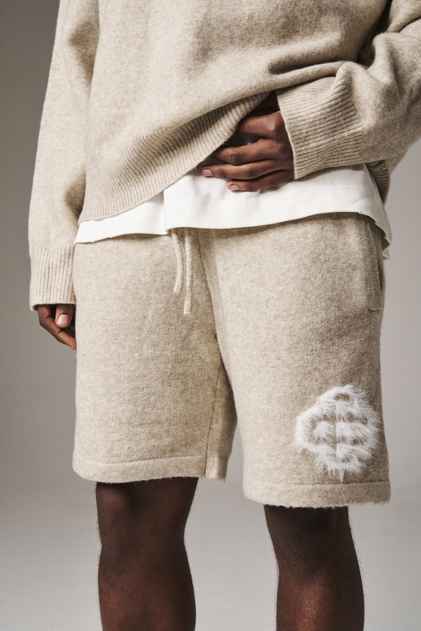 FLUFFY EMBLEM KNITTED SHORTS - BEIGE