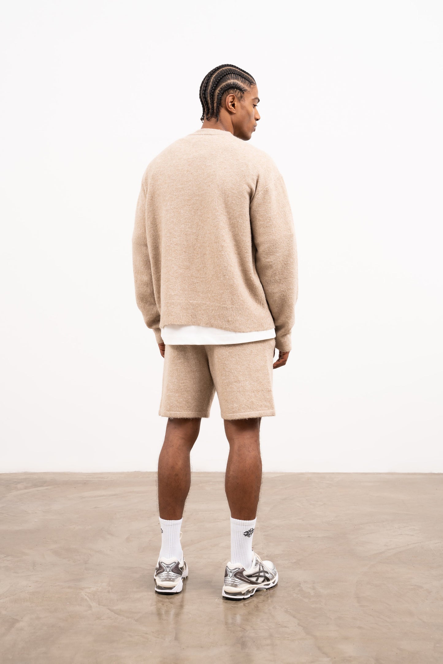 LIGHTWEIGHT FLUFFY KNIT EMBLEM CREW - BEIGE