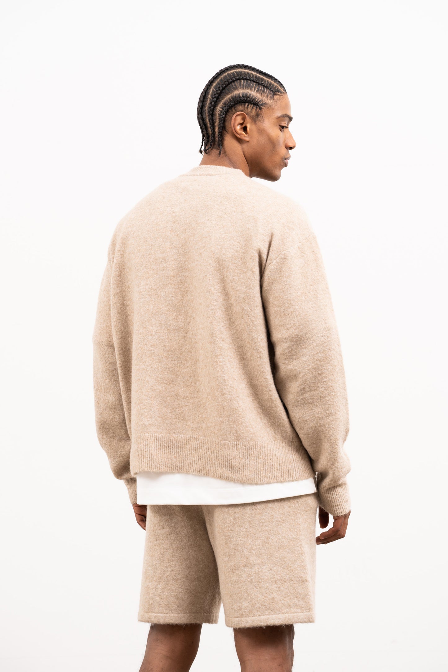 LIGHTWEIGHT FLUFFY KNIT EMBLEM CREW - BEIGE